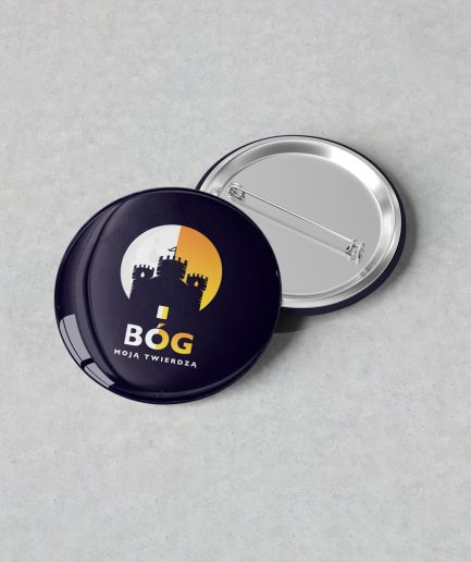 Przypinka „Bóg twierdzą"